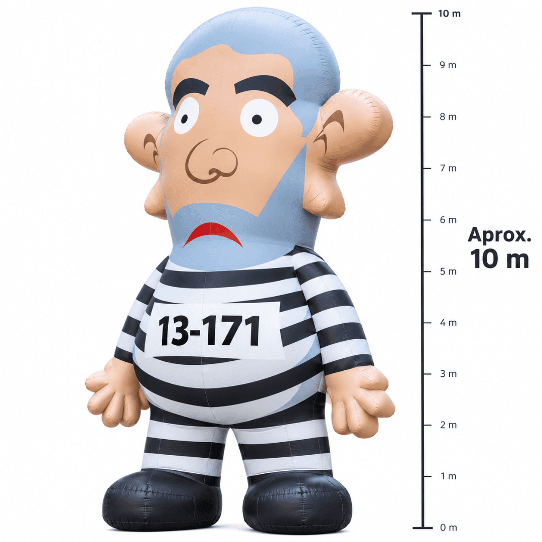 Inflável satírico de grandes proporções representando Lula, com régua de escala indicando aproximadamente 10 metros