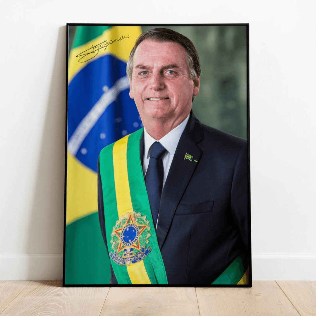 Retrato emoldurado de Jair Bolsonaro com a faixa presidencial e assinatura no canto superior