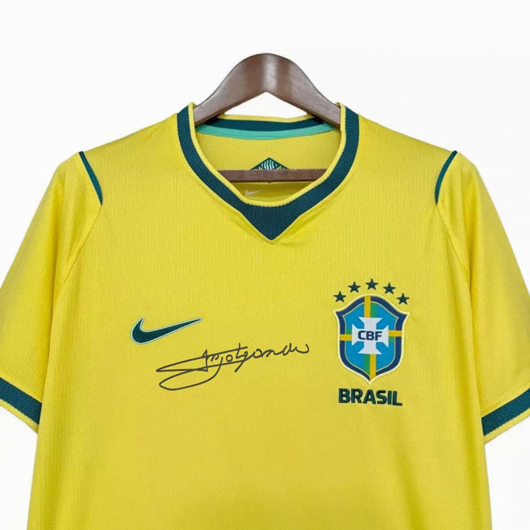 Parte frontal da camisa no cabide, com o autógrafo abaixo do logotipo da Nike e o escudo da CBF