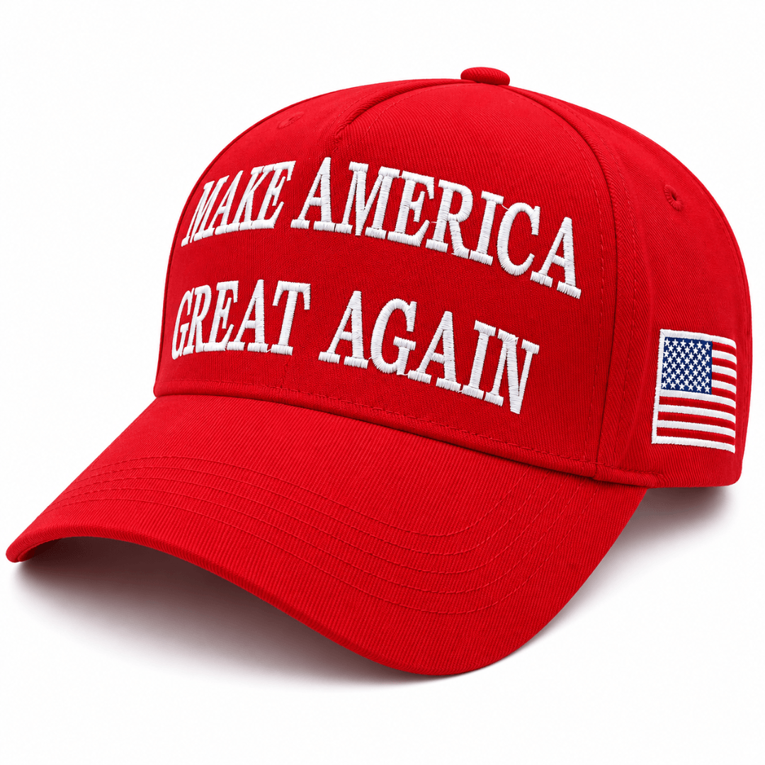 Boné vermelho Make America Great Again em ângulo, com bandeira dos Estados Unidos na lateral