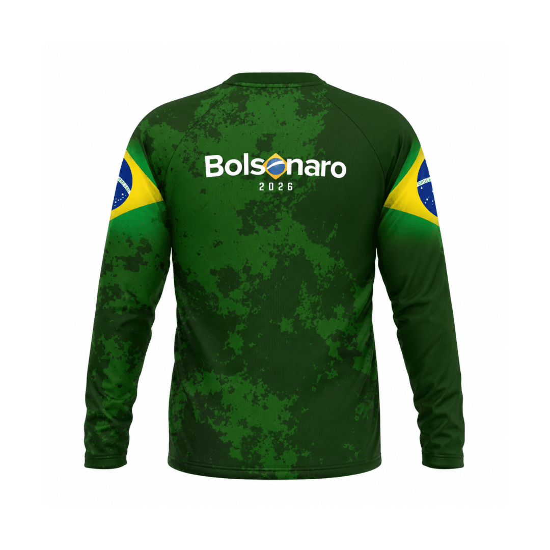 Costas da camisa verde de manga longa com a inscrição Bolsonaro 2026 e bandeiras do Brasil nas mangas
