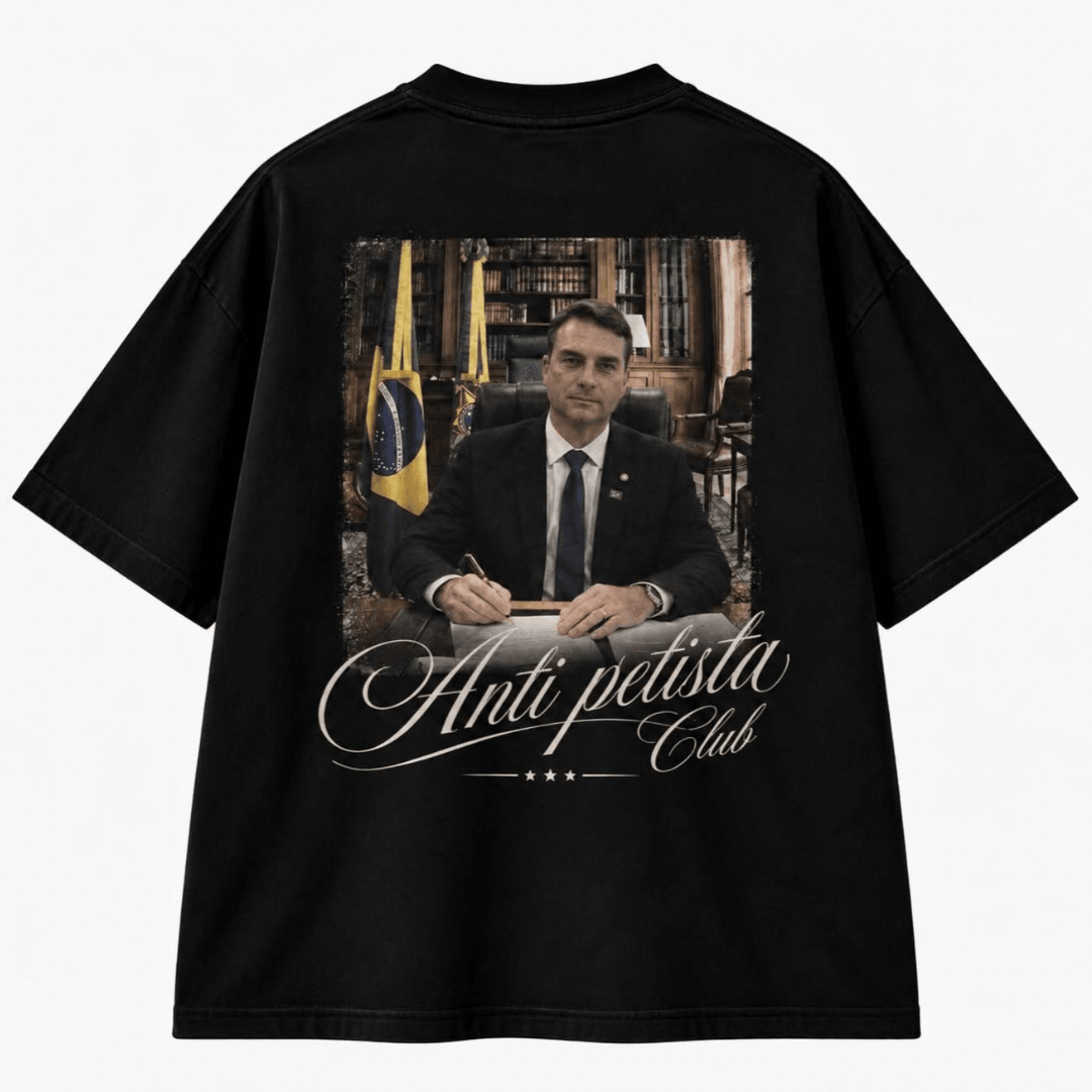 Camiseta preta com estampa fotográfica e o texto Anti petista Club nas costas