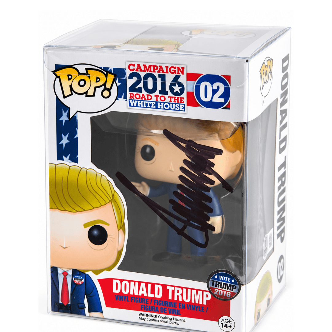 Figura de Donald Trump em embalagem da campanha de 2016, com assinatura sobre a janela da caixa