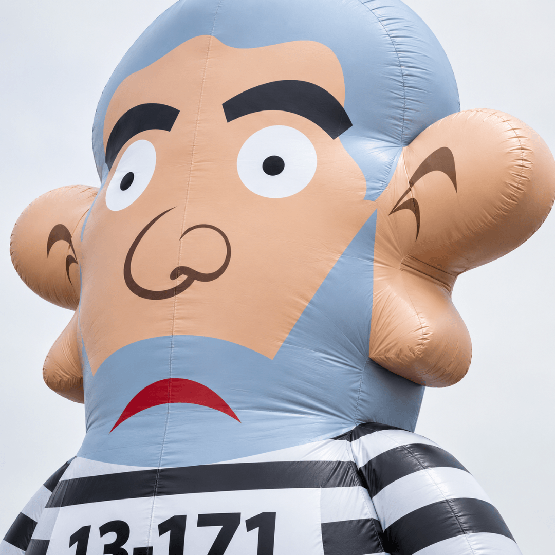 Detalhe do rosto caricatural do inflável e da vestimenta listrada