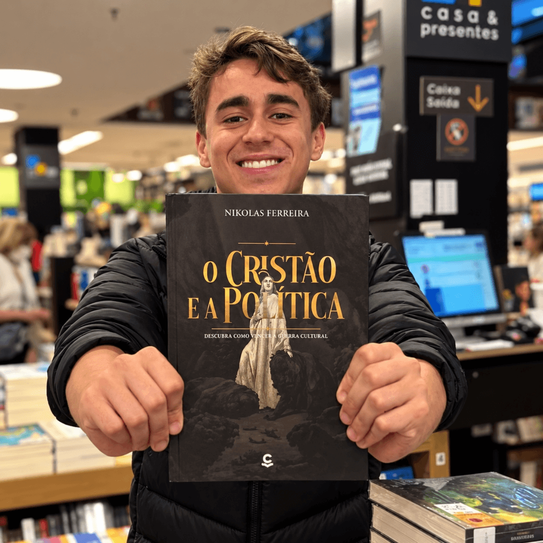 Nikolas Ferreira segurando o livro O Cristão e a Política em uma livraria
