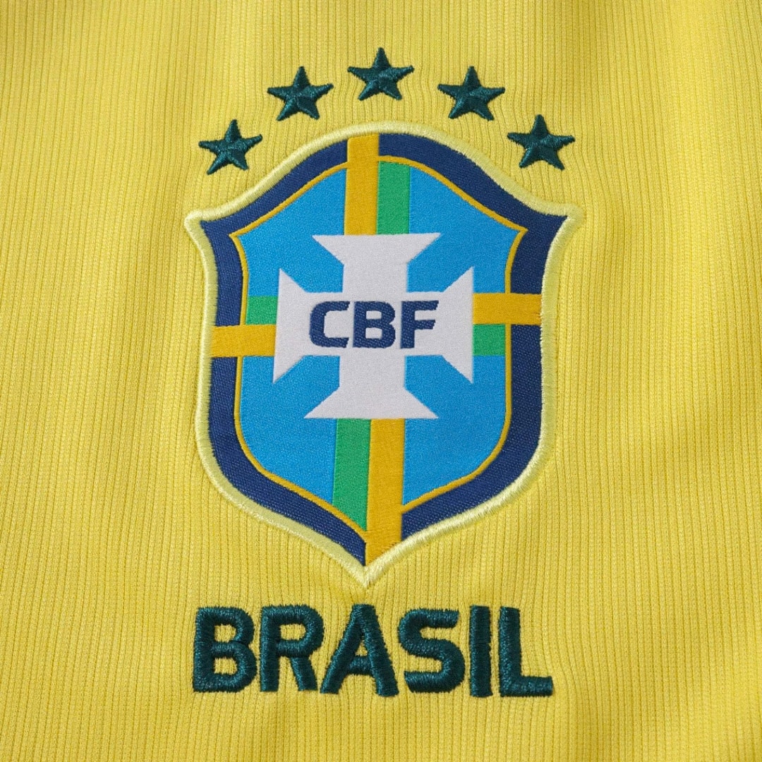 Detalhe do escudo bordado da CBF com cinco estrelas e a palavra Brasil