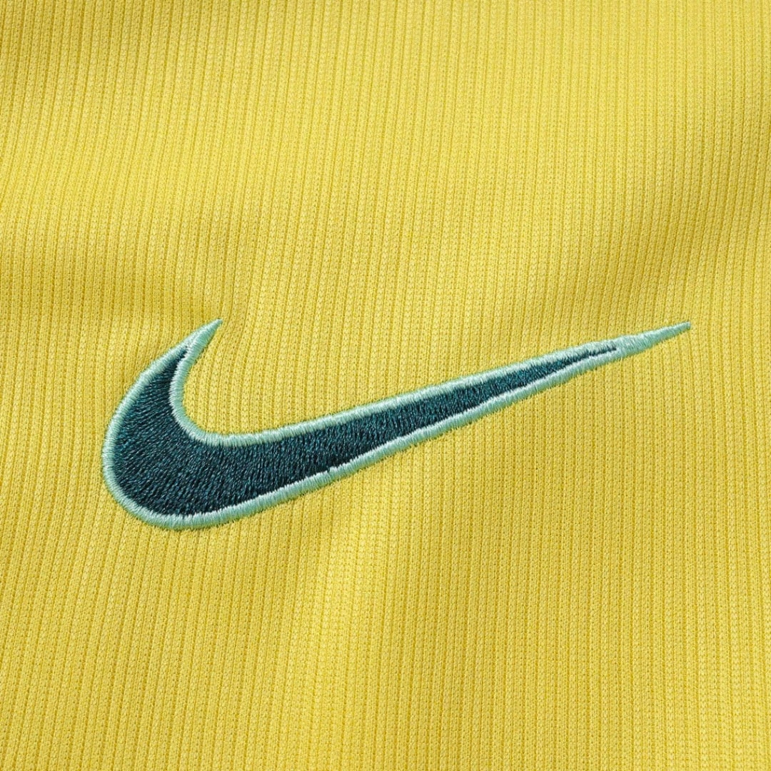 Detalhe do logotipo da Nike bordado no tecido amarelo